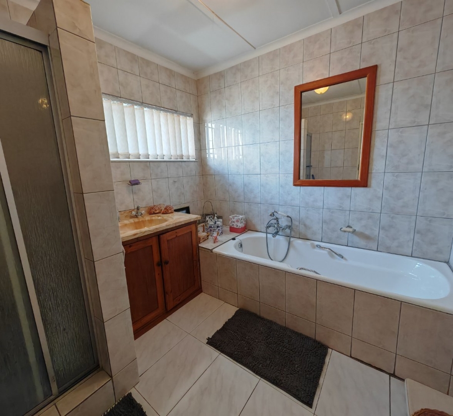 6 Bedroom Property for Sale in Heuwelsig Free State